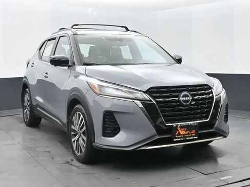 Used 2023 Nissan Kicks SR w/ SR Premium Package image 2