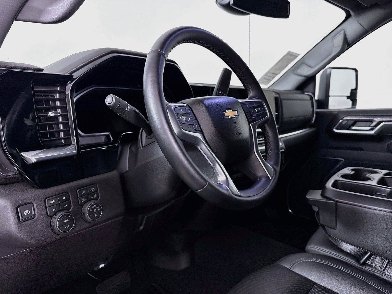 Used 2026 Chevrolet Silverado 2500 LTZ AWD/4WD image 4