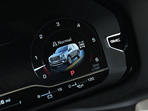 Used 2024 GMC Yukon XL Denali w/ Advanced Technology Package image 22