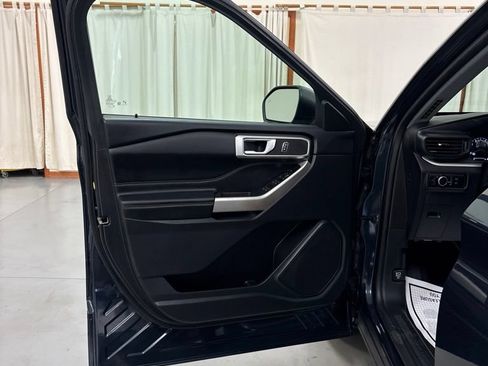 Used 2023 Ford Explorer XLT AWD/4WD image 17