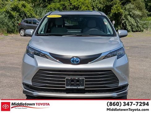 Used 2025 Toyota Sienna LE w/ LE Plus Package AWD/4WD image 8