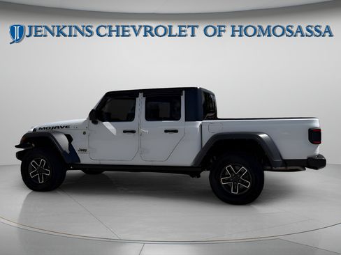 Used 2025 Jeep Gladiator Mojave w/ Convenience Group AWD/4WD image 8