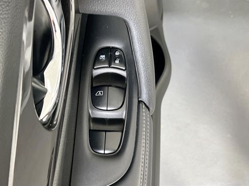 Used 2018 Nissan Rogue SV AWD/4WD image 17