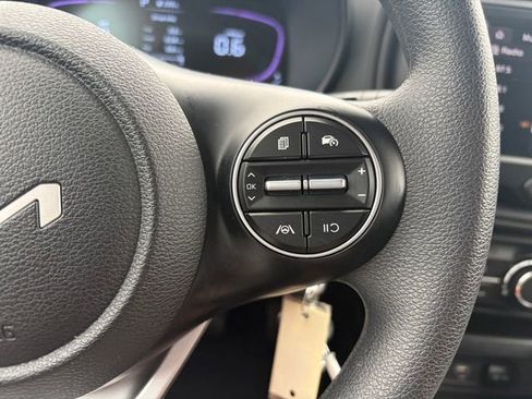 Used 2025 Kia Soul LX w/ LX Technology Package FWD image 4