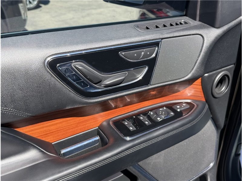Used 2019 Lincoln Navigator Select RWD image 16