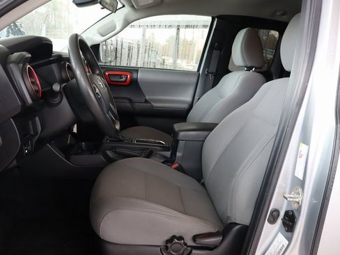Used 2019 Toyota Tacoma SR image 10