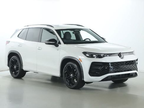 Certified 2026 Volkswagen Tiguan SE R-Line FWD image 9
