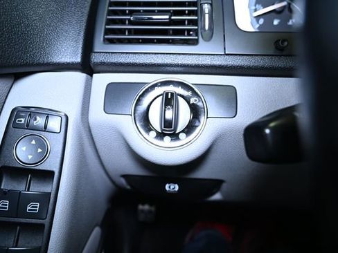 Used 2008 Mercedes-Benz C 300 Sedan image 37