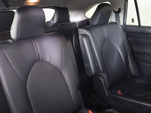 Used 2020 Toyota Highlander XLE image 35