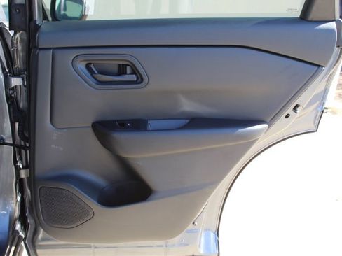 Used 2024 Nissan Rogue S image 32