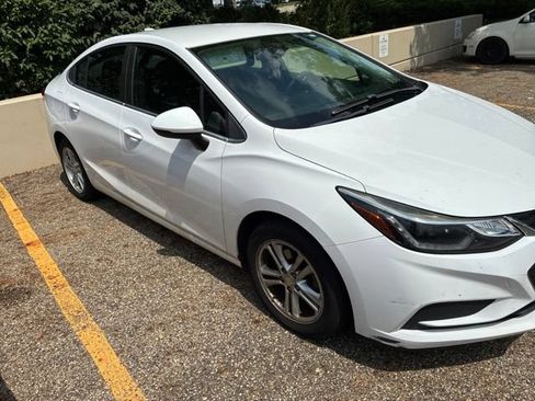 Used 2017 Chevrolet Cruze LT FWD image 3