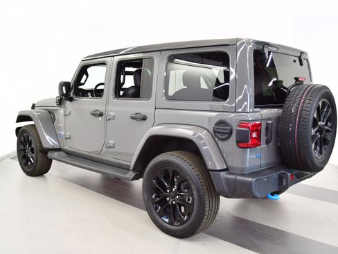 Used 2023 Jeep Wrangler Unlimited Sahara w/ Cold Weather Group AWD/4WD image 5