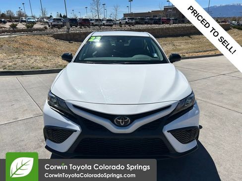 Used 2022 Toyota Camry SE w/ Carpet Mat Package (TMS) FWD image 2