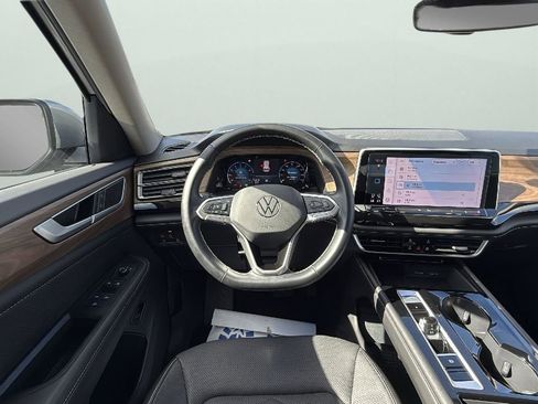 Used 2025 Volkswagen Atlas SE image 13