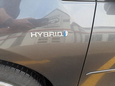 Used 2019 Toyota Prius XLE image 8