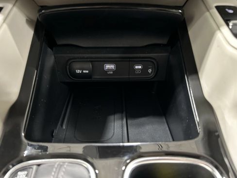 Used 2025 Kia Telluride SX w/ SX Captain's Chair Package FWD image 29
