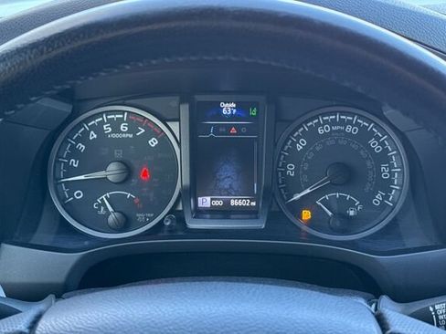 Used 2021 Toyota Tacoma TRD Off-Road w/ Technology Package AWD/4WD image 23