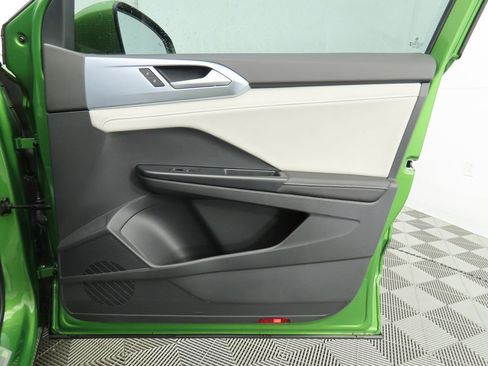 Certified 2025 Volkswagen Taos SE w/ Panoramic Sunroof Package image 23