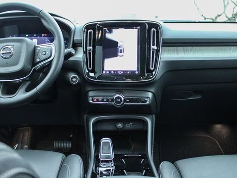 Used 2025 Volvo XC40 B5 Plus AWD/4WD image 18