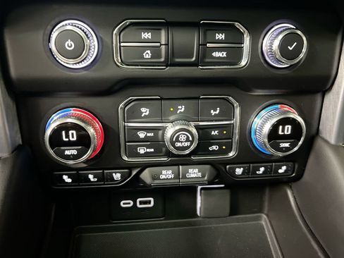 Used 2022 GMC Yukon XL SLT w/ SLT Premium Package AWD/4WD image 17