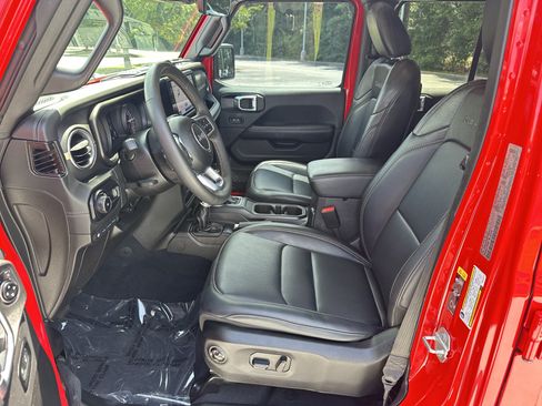 Used 2024 Jeep Wrangler Unlimited Sahara w/ Technology Group AWD/4WD image 16