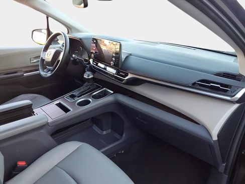 Used 2023 Toyota Sienna XLE image 17