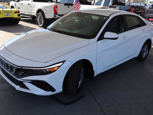 Used 2025 Hyundai Elantra SE image 9
