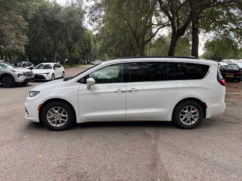 Used 2022 Chrysler Pacifica Touring-L FWD image 18