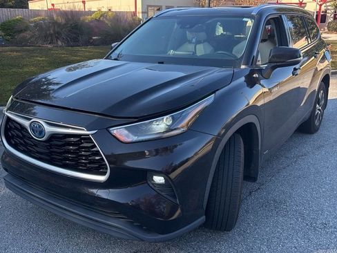 Certified 2021 Toyota Highlander XLE image 1