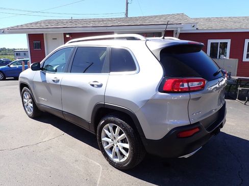 Used 2016 Jeep Cherokee Limited w/ Luxury Group AWD/4WD image 4