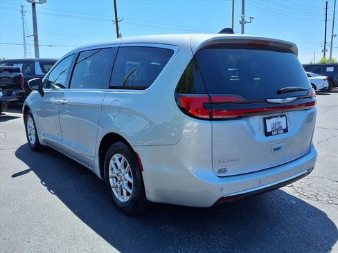 Used 2023 Chrysler Pacifica Touring-L FWD image 2