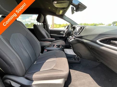Used 2024 Chrysler Pacifica Touring FWD image 33