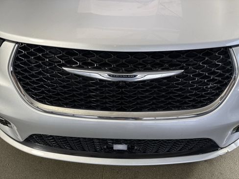 Used 2023 Chrysler Pacifica Limited FWD image 27
