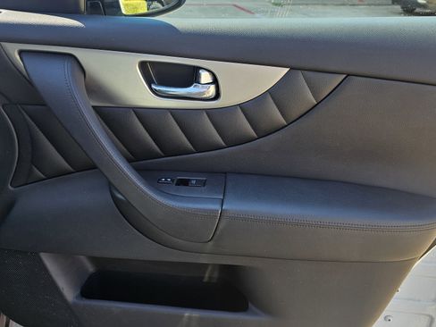 Used 2017 INFINITI QX70 2WD w/ Premium Package image 35