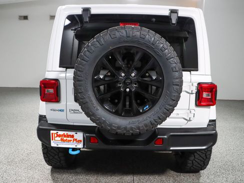 Used 2022 Jeep Wrangler Unlimited Sahara w/ Cold Weather Group AWD/4WD image 9