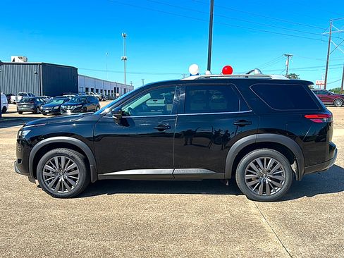 Used 2024 Nissan Pathfinder SL w/ SL Premium Package FWD image 5