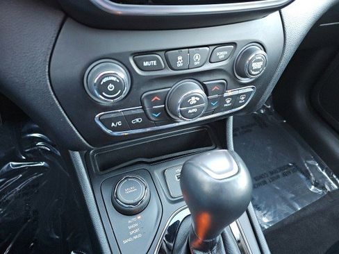 Used 2022 Jeep Cherokee Limited image 25