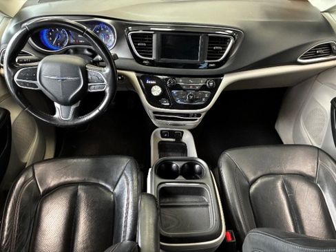 Used 2020 Chrysler Pacifica Touring-L FWD image 3