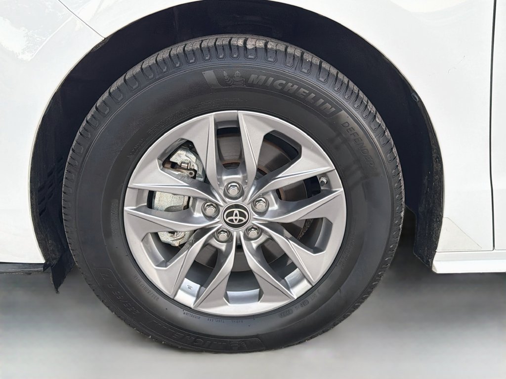 Used 2022 Toyota Sienna LE w/ LE Plus Package AWD/4WD image 42