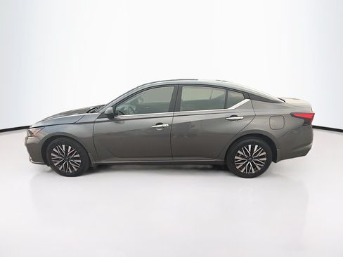 Used 2024 Nissan Altima 2.5 SV AWD/4WD image 4
