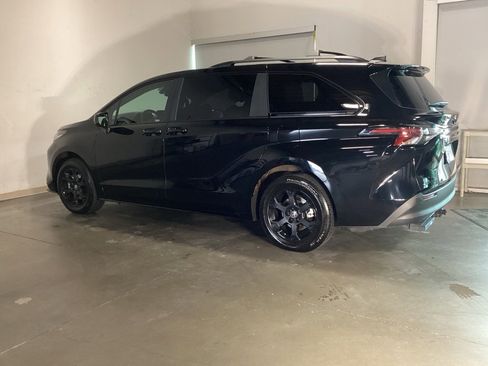 Used 2025 Toyota Sienna XLE Woodland Edition image 10