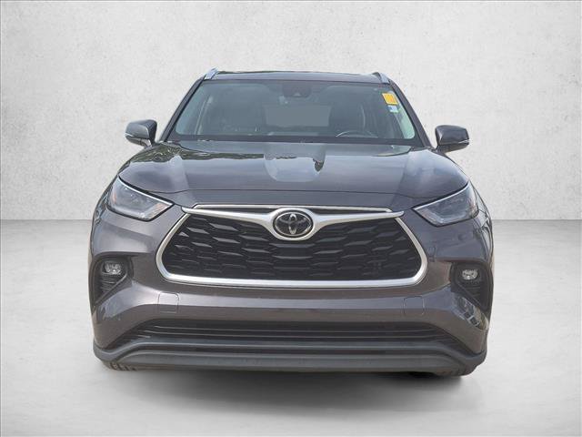 Used 2021 Toyota Highlander XLE AWD/4WD image 2