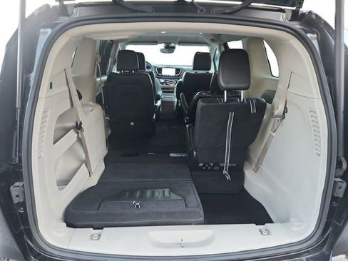 Used 2024 Chrysler Pacifica Touring-L image 19