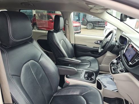 Used 2022 Chrysler Pacifica Touring-L FWD image 30