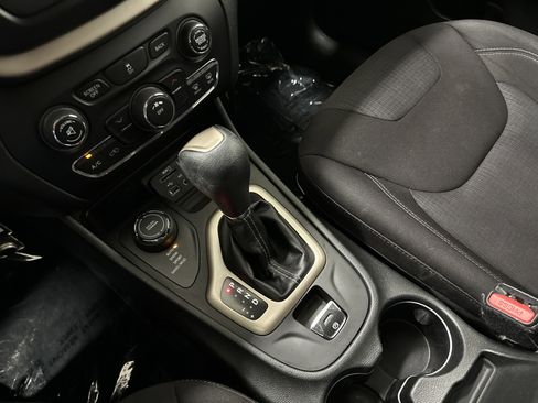 Used 2015 Jeep Cherokee Latitude w/ Cold Weather Group image 26