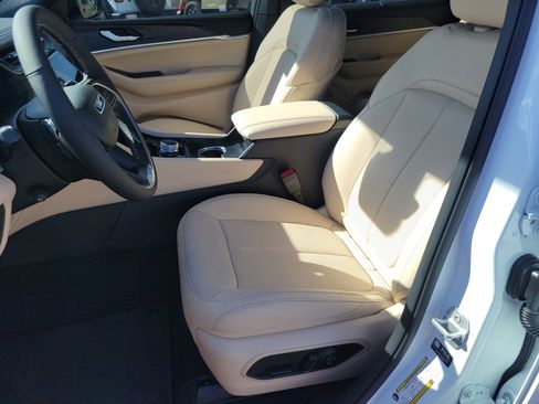 New 2025 Jeep Grand Cherokee L Limited w/ Luxury Tech Group II image 13