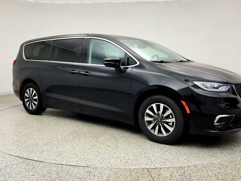 Used 2022 Chrysler Pacifica Touring-L FWD image 3