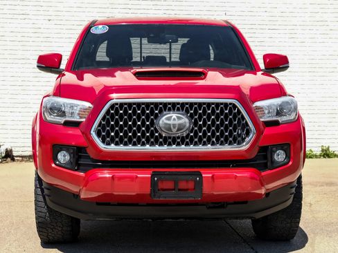 Used 2018 Toyota Tacoma TRD Sport w/ Technology Package image 4
