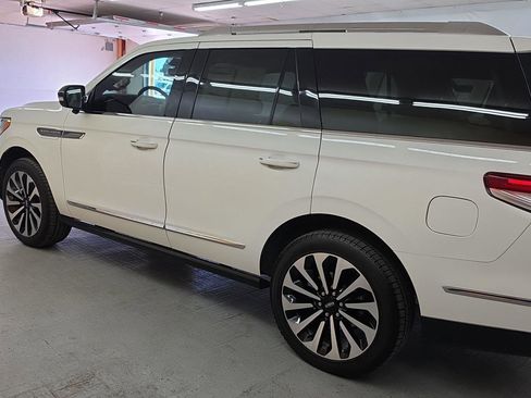 Used 2022 Lincoln Navigator Reserve image 3