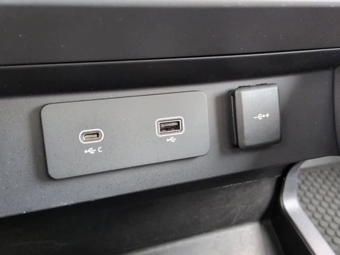 Certified 2024 Land Rover Defender 130 X-Dynamic SE AWD/4WD image 34